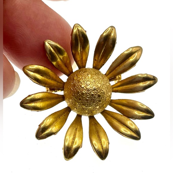 Vintage Gold Tone Floral Flower Daisy Brooch Pin - Picture 3 of 5